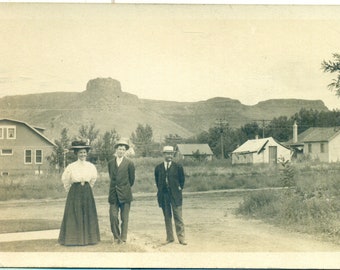 Wisconsin Mounds femme hommes debout avec maison de ferme des années 1900 RPPC antique carte postale photo réelle