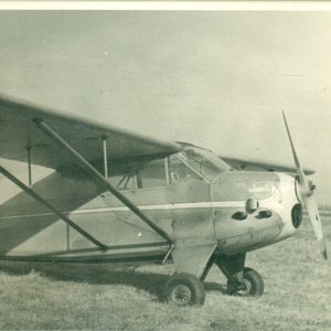 Avión pequeño avión privado hélice campo 1950s foto blanco negro fotografía
