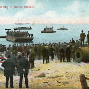 Passagers débarquant à Nome, Alaska, carte postale ancienne de la ruée vers l'or, foule attendant sur la plage sans la poste