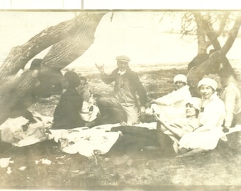 Lounge-Tag-Frauen-gelehnt, die auf Decke legen Mann, der Wein-Glas-Fluss-Bank-Picknick-antike RPPC reale Foto-Postkarte hält