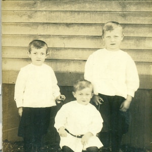 Mischief Makers Irmãos Meninos Fora de Casa Posando para RPPC Foto Real Cartão Postal Fotografia Preto e Branco