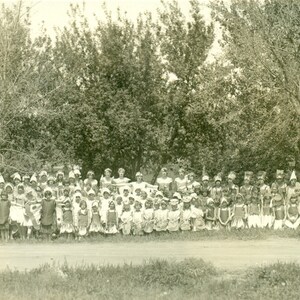 Pequenos dançarinos performance escolar teatro brincar grande grupo meninas fantasiadas 1910s RPPC foto real cartão postal foto preta e branca
