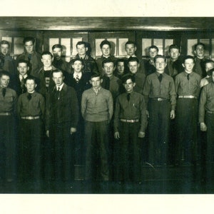 WW2 Ära Armee Soldaten Kaserne Gruppe Foto Uniformen 1940er RPPC Echt Foto Postkarte Fotografie