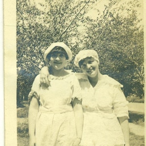 1917 Sisters Teen Girls Hug Having Fun Outside Photo Black White Photographie