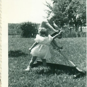 jaren 1950 jongen meisje spelen op paard Zie Saw wip broer zus achtertuin Toy 50s Vintage foto zwart wit foto