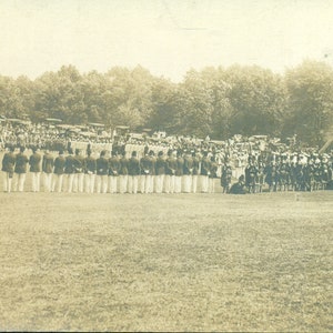 Rochester NY Militär Ereignis Soldaten auf dem Feld Aufmerksamkeit WW1 Ära Antike RPPC Real Photo Postkarte