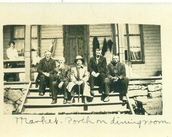 Hamar-Männer sitzen auf Stufen-Veranda im Esszimmer.Antike RPPC Real Photo Postkarte