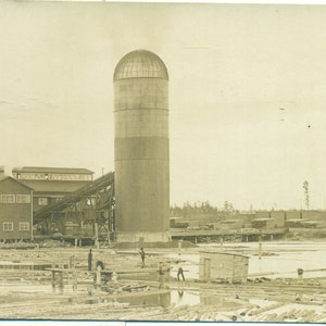 Géant Grain Silo Hommes Travaillant Du Bois Dans L'eau Au Bateau Dock Antique RPPC Real Photo Carte postale