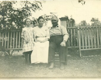 Fille des années 1910 avec l’homme vieux portly de grands-parents se reposant à l’extérieur rppc vraie photo carte postale antique photographie