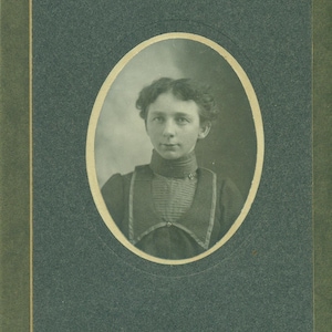 1890er Junge Frau Antike Schrankkarte Fotofotografie Schwarz Weiß Foto