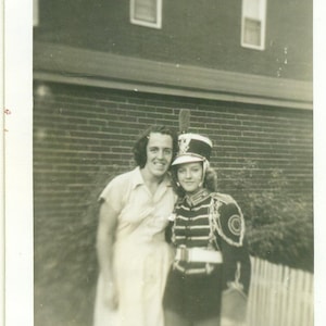 Uniforme de banda marcial do ensino médio menina mãe década de 1940 fotografia vintage foto preta e branca
