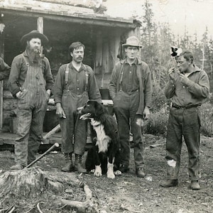 Alaska hommes debout à l'extérieur de la cabine avec chien heureux ours pistolet fumer cigarette antique RPPC vraie photo carte postale alaska
