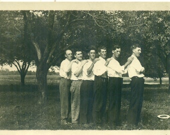 Seitlich Männer in Schlange stehen Hände auf Schultern Sommer Spaß Antike RPPC Echtfoto-Postkarte