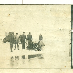 Coupe-glace des années 1920 hommes coupant la glace du lac camion garé derrière l'hiver Antique RPPC Real Photo Carte postale