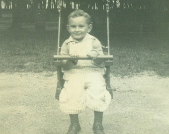 Happy Boy On The Swing Swinging in Striped Overalls 1940s Park Playground vintage Photo en noir et blanc