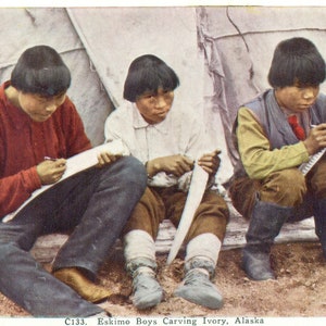 Eskimo Boys Carving Alaska Carte postale couleur ancienne ivoire qui n'est pas expédiée Territoire de l'Alaska