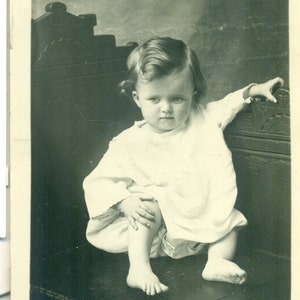 Leon Bartholomew ne resterait pas assis bébé garçon pieds nus escalade des années 1910 Antique RPPC Real Photo Carte postale