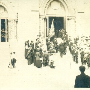 Les soldats funéraires de l'église WW1 se pressent à l'extérieur du drapeau de l'église Les garçons regardent derrière le RPPC antique Real Photo Carte postale