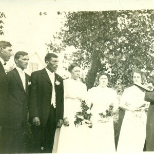 O Ministro da Cerimônia de Casamento Segurando a Bíblia Marido Esposa Vestido de Casamento 1910s RPPC Foto Real Cartão Postal Antigo