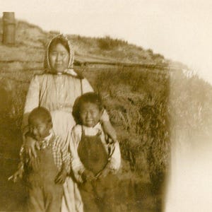 Antiquités Port Heiden Mer de Bering, Alaska, mère esquimau indigène, enfants femme, garçons en salopette, photographie vintage