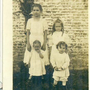 Middletown, Ohio, Ohio, enfants qui pleurent, malheureuses filles, tentative de portrait de famille, carte postale ancienne RPPC, vraie photo