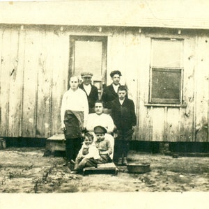 Pioneer Familie außerhalb Holz Haus Veranda Waschbecken Jungen 1900er Jahre RPPC echte Foto Postkarte Foto
