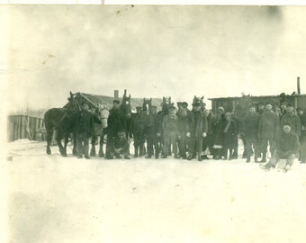 Winter Bauernhof Familien Gruppenfoto Pferde Mann sitzt auf Wäscheeimer Antike RPPC Echtfoto-Postkarte