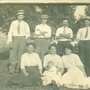1910er Jahre neue Baby-Gruppe Familie Foto harte Männer mit Armen gekreuzt Frauen auf Gras RPPC echte Foto Postkarte Antik