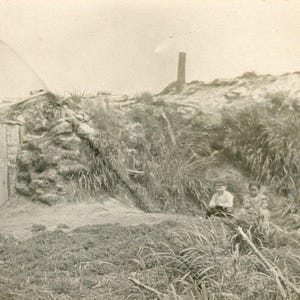 Antico Port Heiden Bering Sea Alaska Nativo Eschimese Casa in zolle Bambini Seduti Fuori Casa Tradizionale Foto Fotografia Vintage Estate