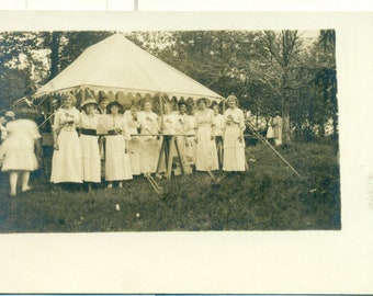 Femmes édouardiennes debout sous une tente, initiales épinglées sur la poitrine, véritable carte postale photo RPPC antique des années 1910