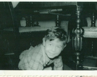 1940 Fernando Little Boy jugando bajo la mesa comedor silla 40s Vintage fotografía blanco blanco foto