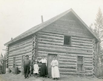 North Woods Blokhut Thuis Trotse familie staat buiten RPPC echte foto ansichtkaart zwart-wit foto