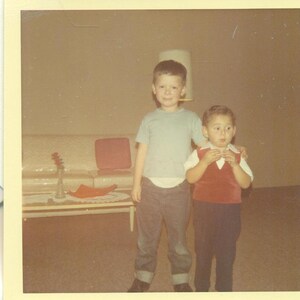 1960er Jahre kleine Junge Befestigung sein Shirt Pullover Weste Brüder 60er Jahre Vintage Farbe Foto Foto