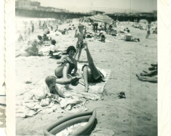 Toon uw tenen benen omhoog op het strand zomervakantie leuk jaren 1960 Vintage zwart-wit foto foto