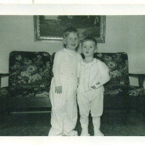1950er Jahre Boy Cast Broken Arm PJs Bruder Pyjamas Wohnzimmer Foto schwarz weiß Fotografie