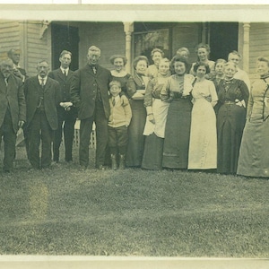 Happy Boy Center Group Foto Opa Hug Familie Reunion 1900er Jahre Kleid RPPC echte Foto Postkarte Foto schwarz weiß Foto