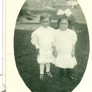 Kleiner Bruder bis zu etwas Schmollend Mädchen Lächeln Junge 1910er Jahre Antike RPPC Echtes Foto Postkarte Fotografie Schwarz Weiß Foto