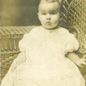 1908 DuQuoin IL Barfuß Baby Bild Studio Portrait Antike RPPC Echtfoto-Postkarte Verschickt