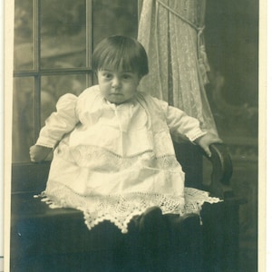 Baby Portrait Sitzend auf Bank Gehäkeltes weißes Kleid 1910er Jahre RPPC Echte Foto Postkarte antik schwarz weiß Foto