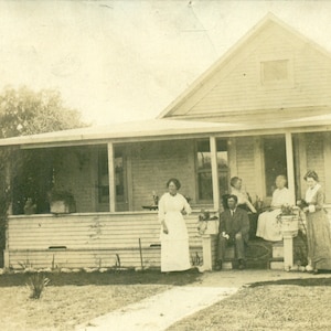 Familie sitzen Besuch auf der Veranda Home House 1910s RPPC echte Foto Postkarte Foto schwarz weiß Foto