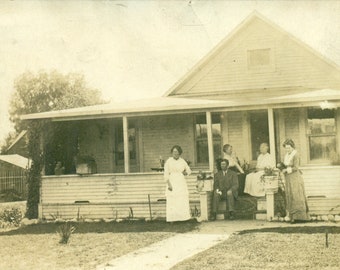 Familie sitzen Besuch auf der Veranda Home House 1910s RPPC echte Foto Postkarte Foto schwarz weiß Foto
