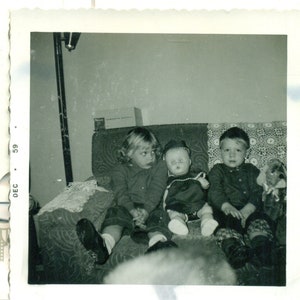 1959 Sleepy Eye Plastic Doll Between Kids auf Couch Brother Sister Foto schwarz weiß Foto