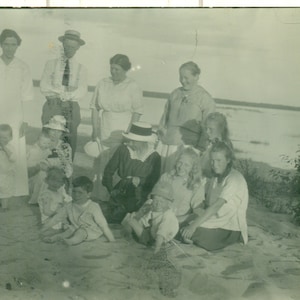 Ein Tag am Strand glückliche Kinder spielen in Sand Familie Gruppe 1910s RPPC echte Foto Postkarte Foto