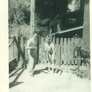 Playing Horse Shoes achtertuin spel 1940 jongen papa 40 foto zwart wit foto
