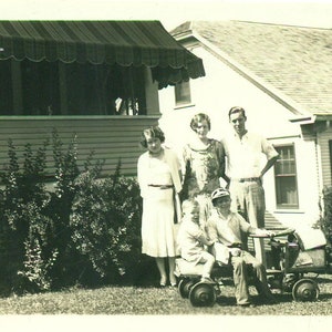 Lata 20. Chłopcy na zabawkowym samochodzie Go Cart Scooter Flapper Matka Lata 20. Antyczne zdjęcie vintage Czarno-białe zdjęcie