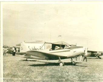 1950 年代の洗練された飛行機のオープン コックピット トレーナー
