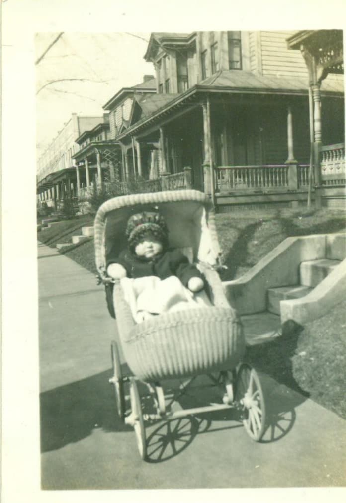 Années 1920 bébé fille en osier transport Landau Buggy enrouleur ...