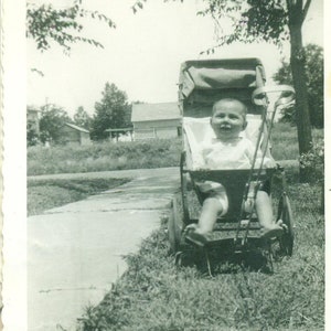1954 r. Opieka nad dzieckiem na farmie w wózku spacerowym z lat 50. XX wieku Czarno-białe zdjęcie