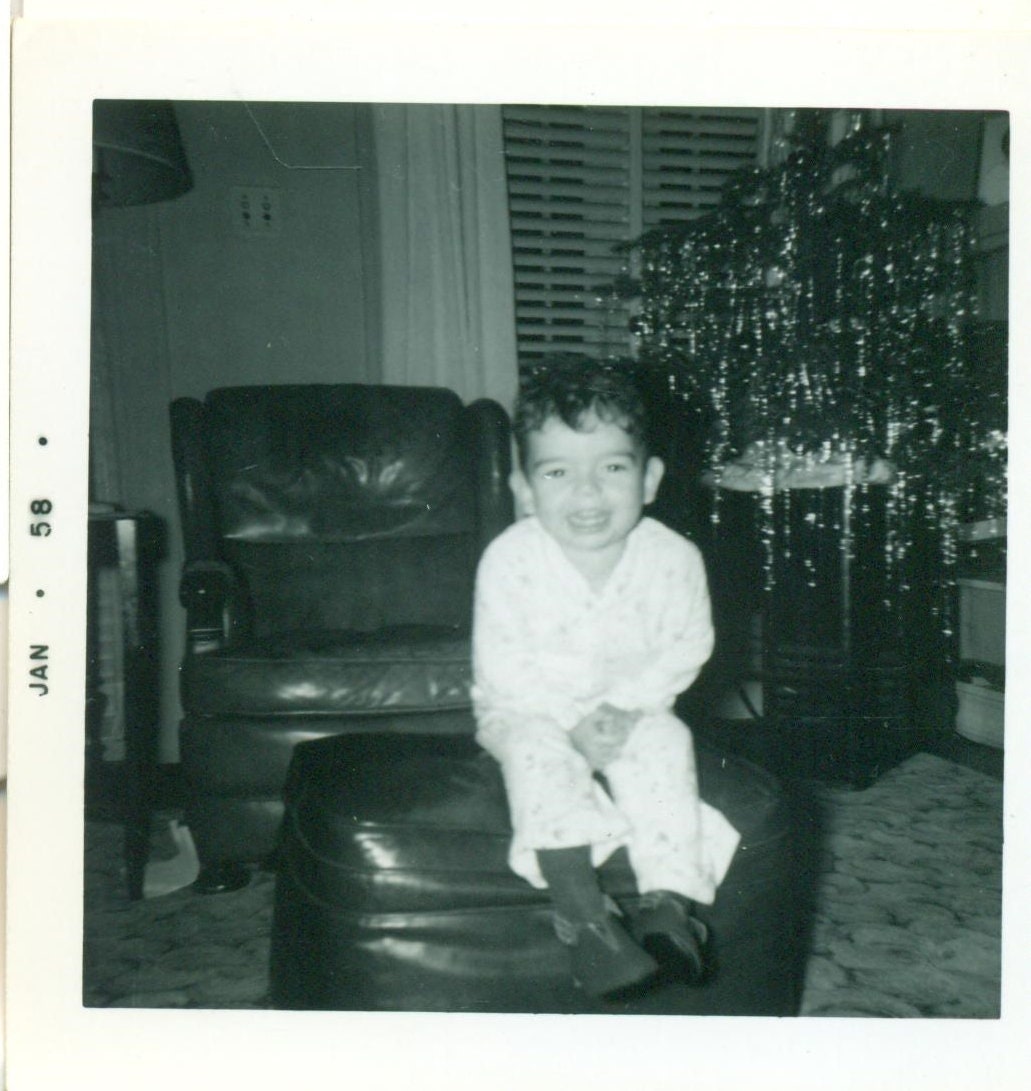 Photographie de Noël 1957 heureux petit garçon Agenouilloir arbre tresse Vintage Photo blanc noir
