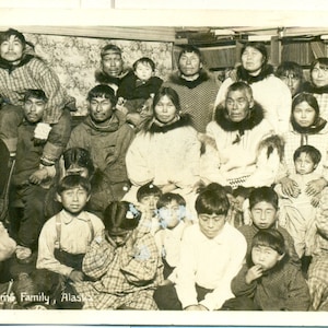 Alaska Eskimo Familie Kinder Spaß Gruppenfoto Inuit RPPC Echte Foto Postkarte Vintage Fotografie